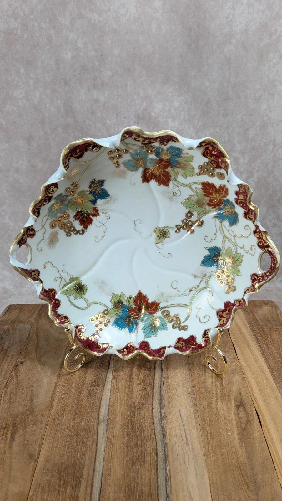 Plat décoratif ancien en porcelaine chinoise – dorures & décor polychrome