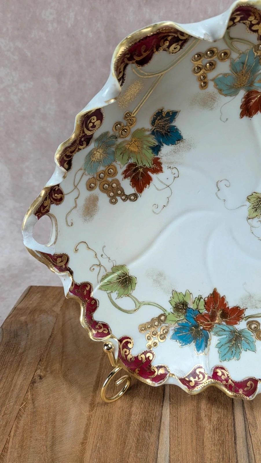 Plat décoratif ancien en porcelaine chinoise – dorures & décor polychrome