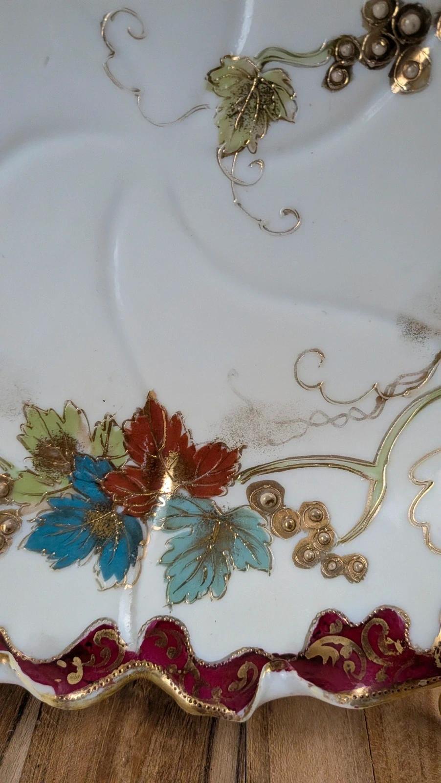 Plat décoratif ancien en porcelaine chinoise – dorures & décor polychrome