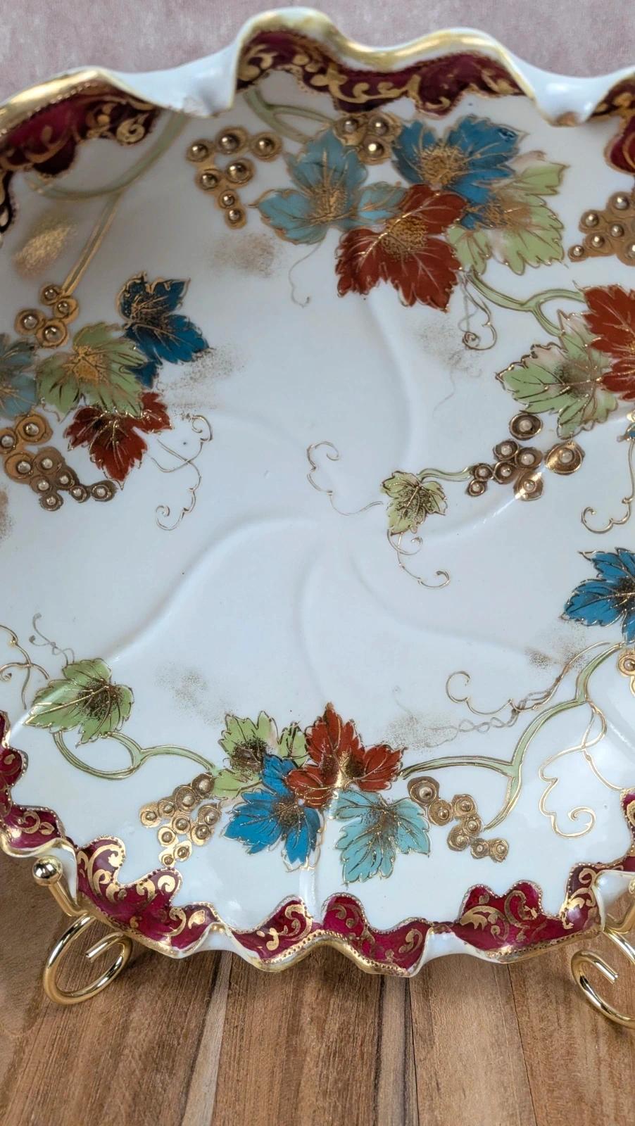 Plat décoratif ancien en porcelaine chinoise – dorures & décor polychrome