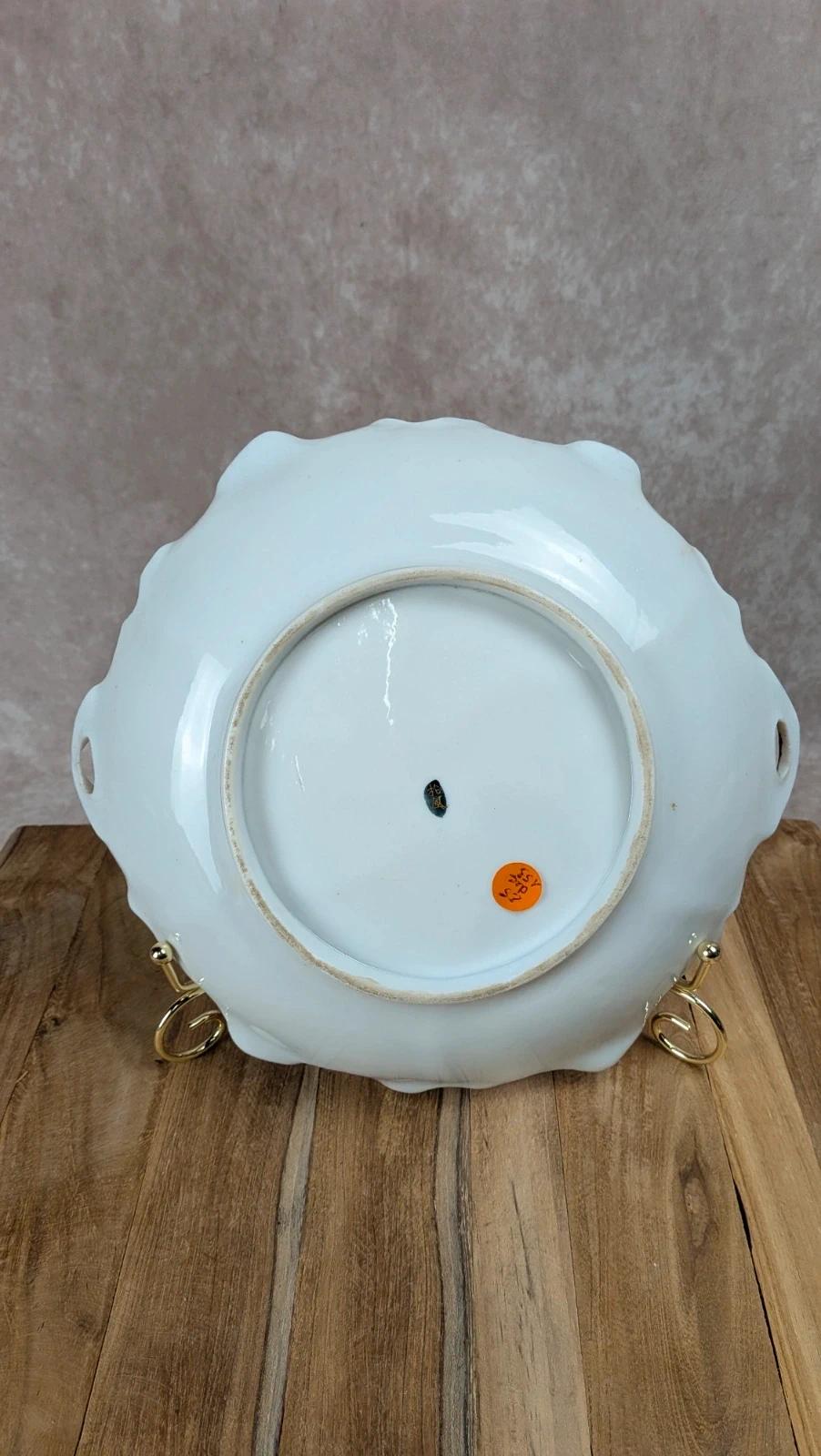 Plat décoratif ancien en porcelaine chinoise – dorures & décor polychrome