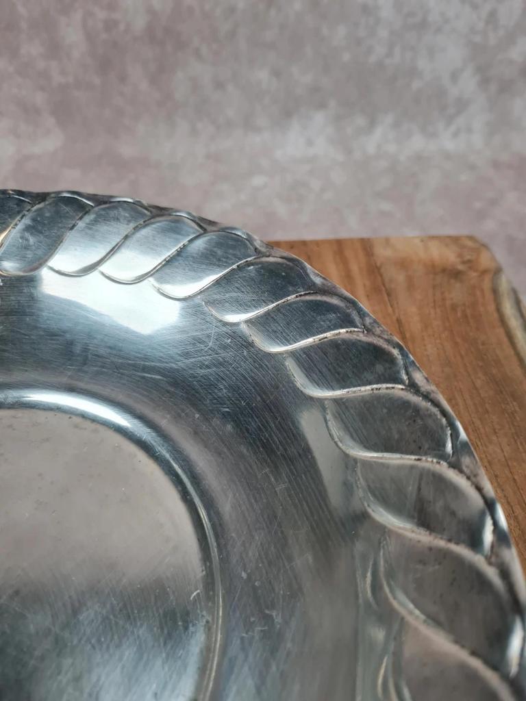 Plat en métal argenté – décor torsadé