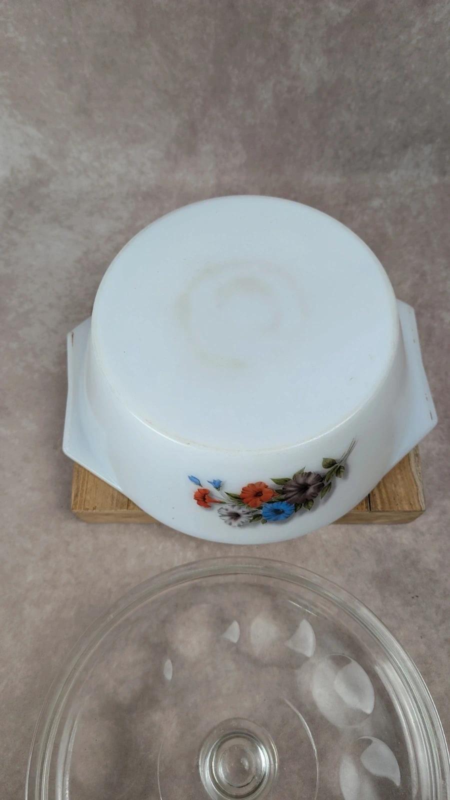 Plat vintage Arcopal avec couvercle en verre