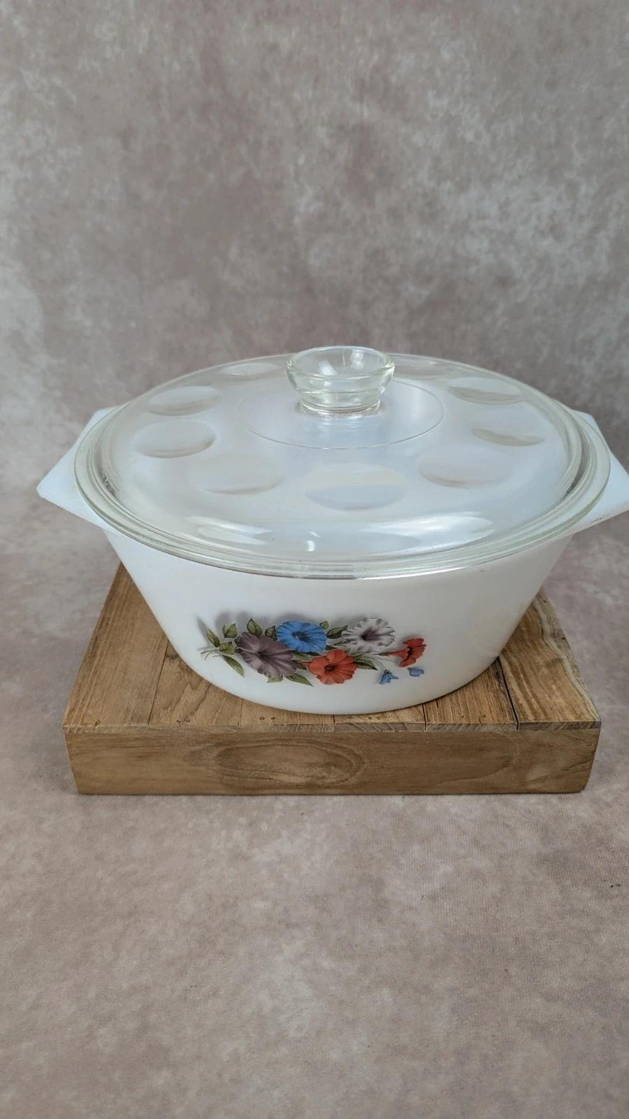 Plat vintage Arcopal avec couvercle en verre