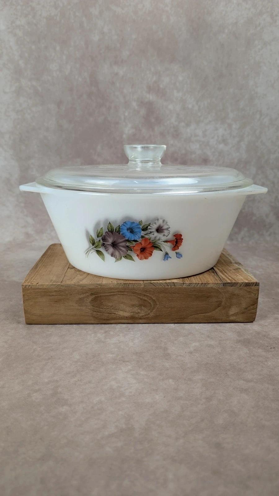 Plat vintage Arcopal avec couvercle en verre