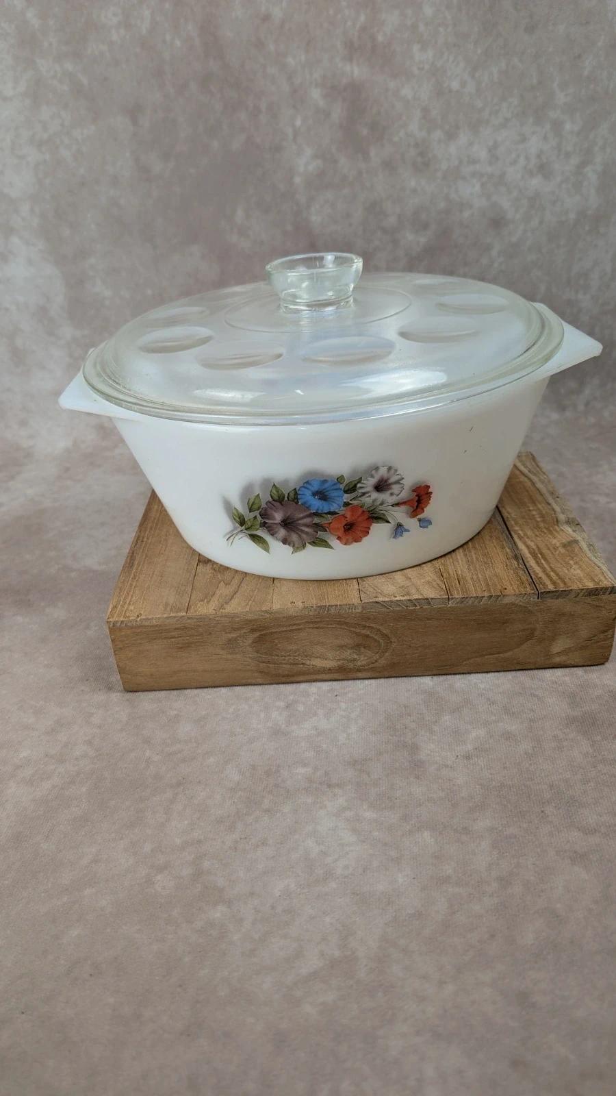 Plat vintage Arcopal avec couvercle en verre