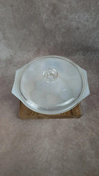 Plat vintage Arcopal avec couvercle en verre