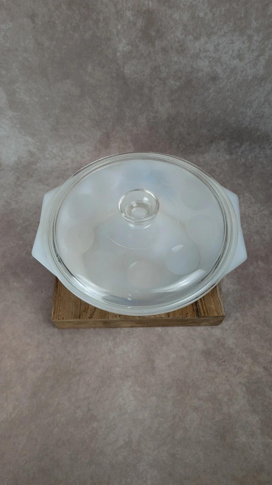 Plat vintage Arcopal avec couvercle en verre