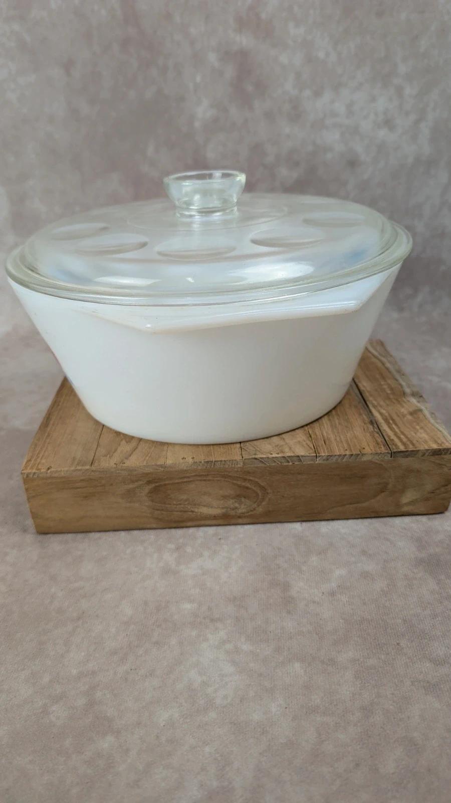 Plat vintage Arcopal avec couvercle en verre