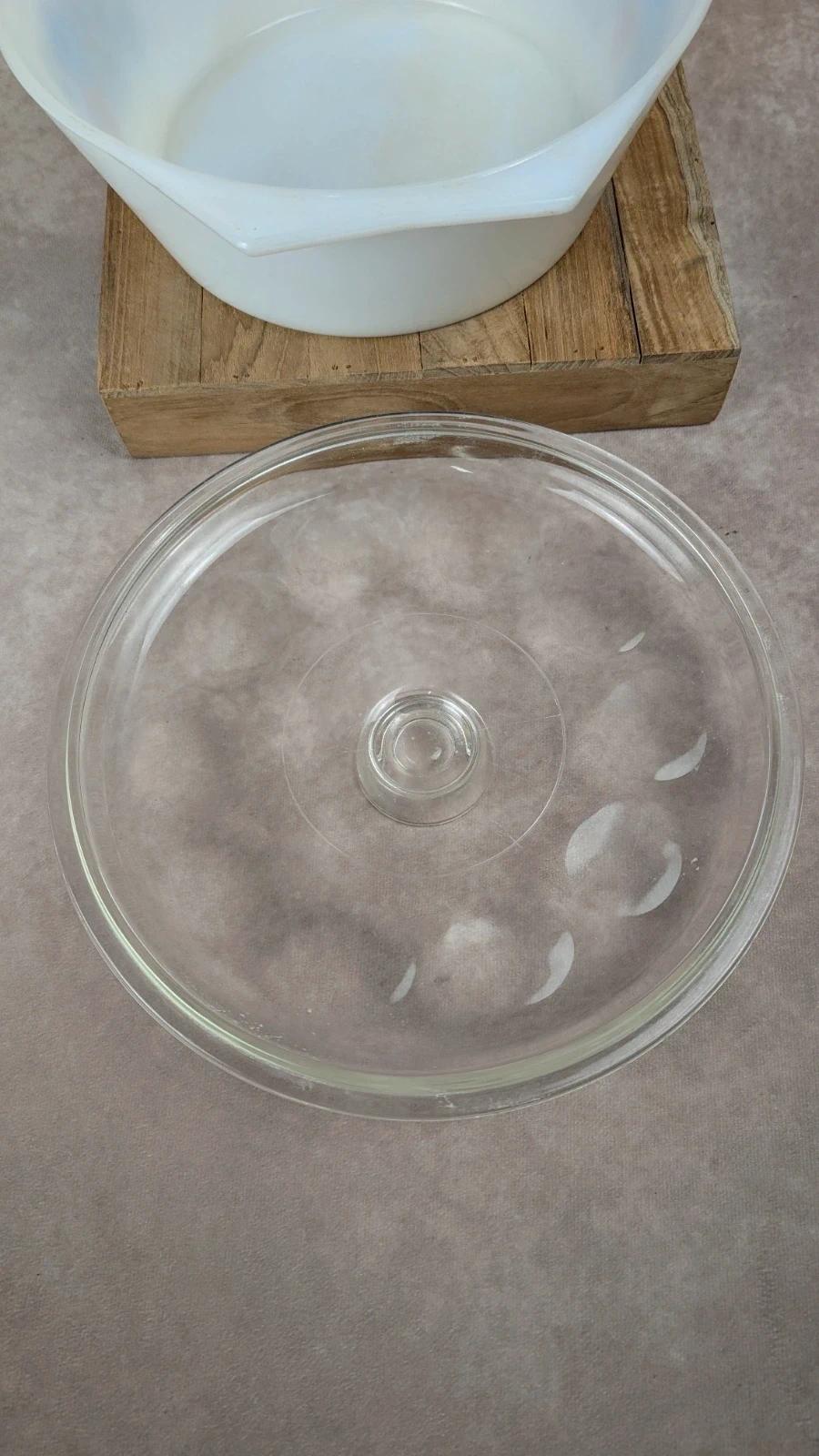 Plat vintage Arcopal avec couvercle en verre