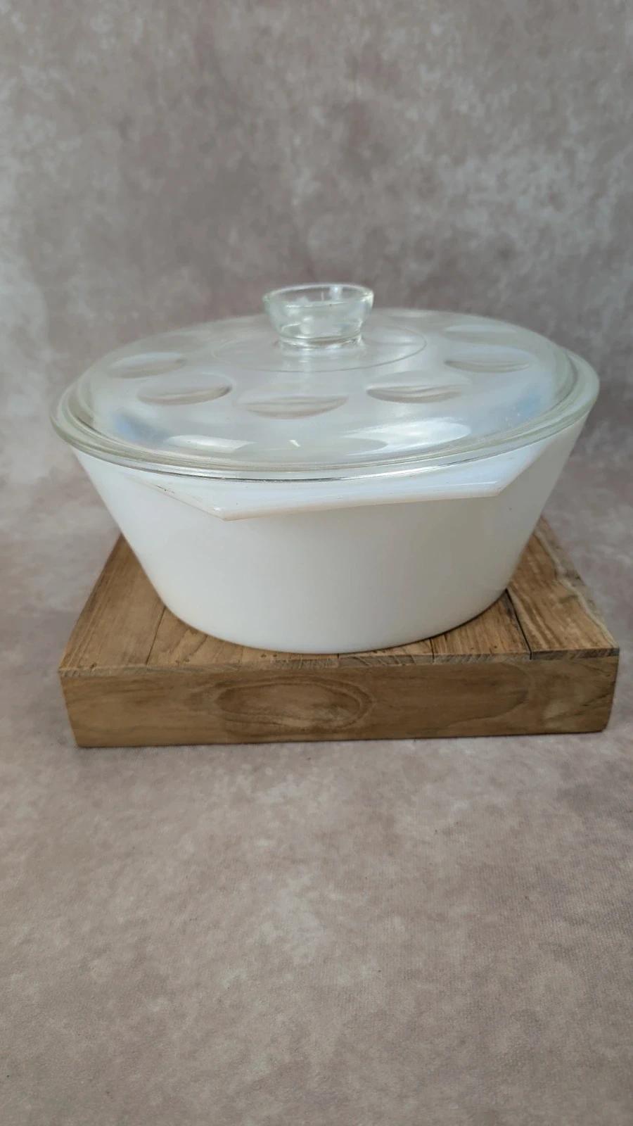 Plat vintage Arcopal avec couvercle en verre