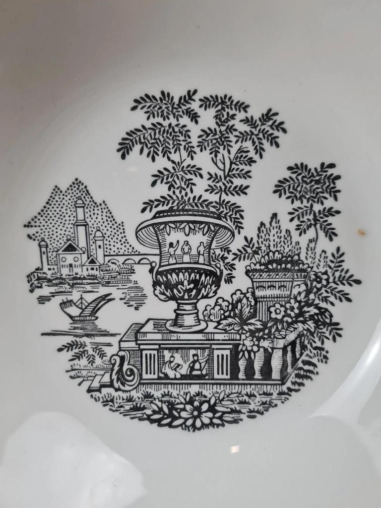Plat vintage Segovia, décor noir façon paysage italien