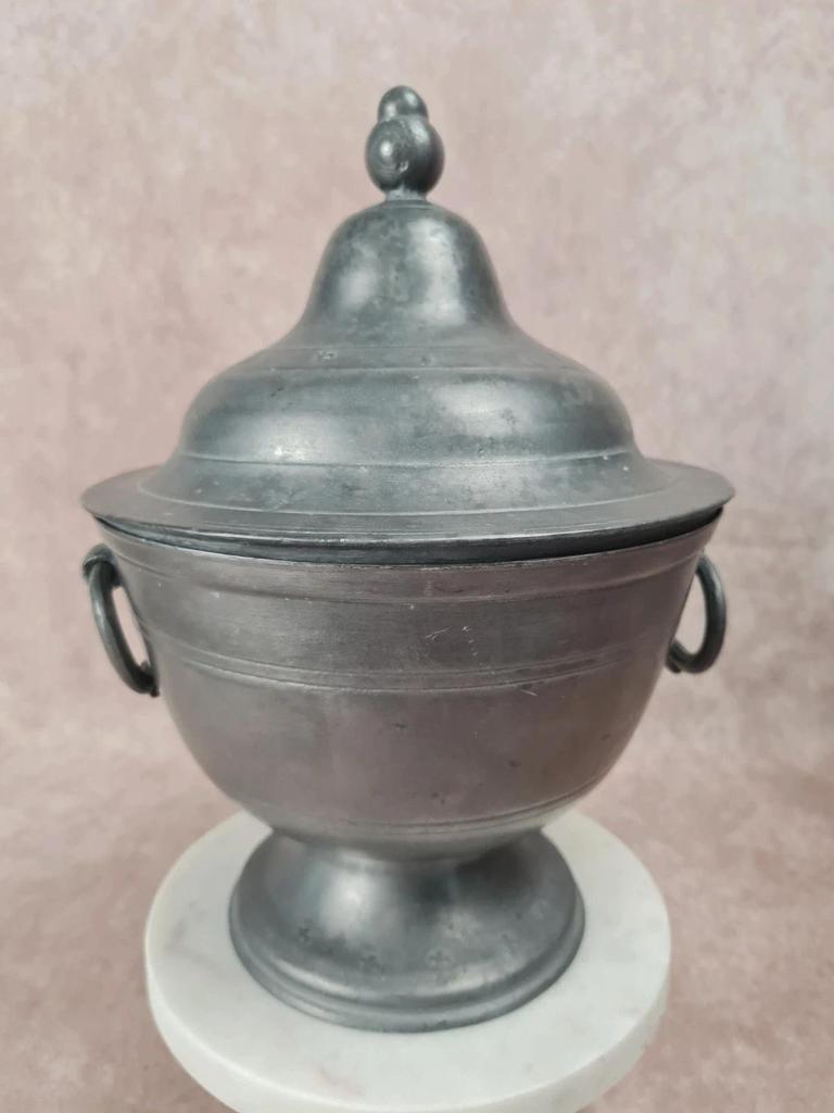 Pot couvert ancien en étain fin. Jurande de Lille Xviiiᵉ, Rare