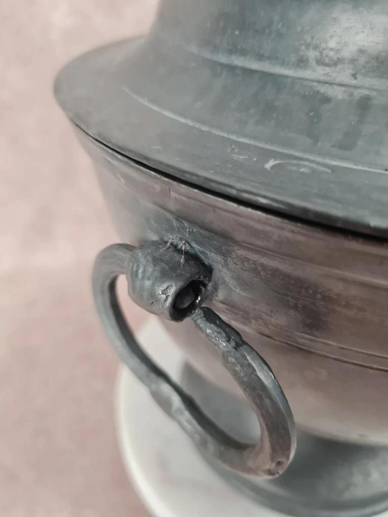 Pot couvert ancien en étain fin. Jurande de Lille Xviiiᵉ, Rare