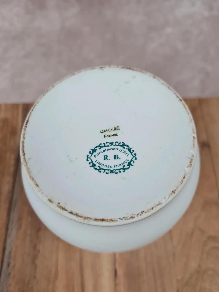 Pot en porcelaine de Limoges décor floral – Porcelaines d’art R.b.