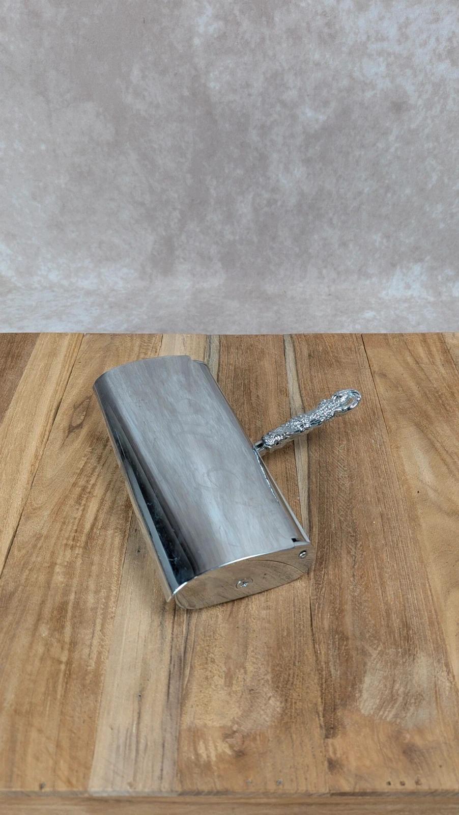 Ramasse - miettes ancien en métal argenté – poignée décor grappes