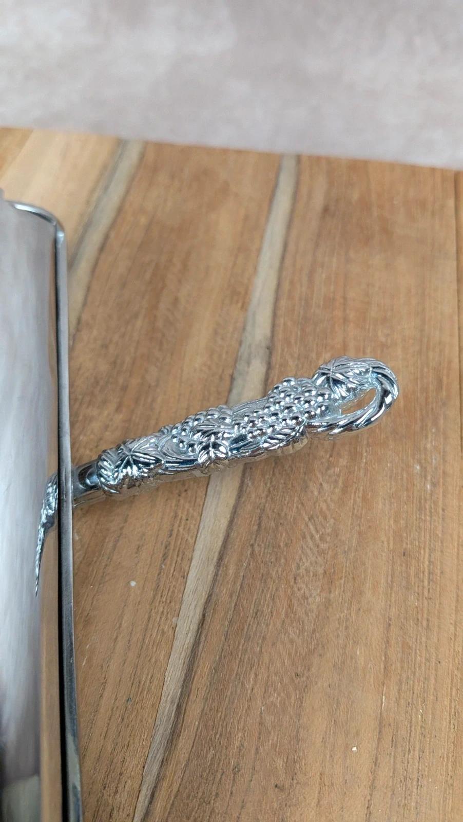 Ramasse - miettes ancien en métal argenté – poignée décor grappes