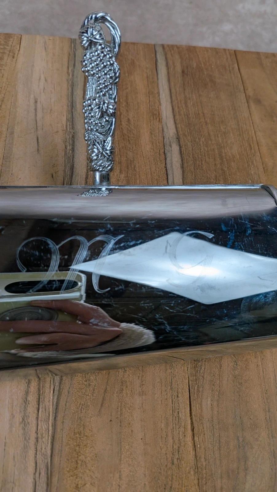 Ramasse - miettes ancien en métal argenté – poignée décor grappes