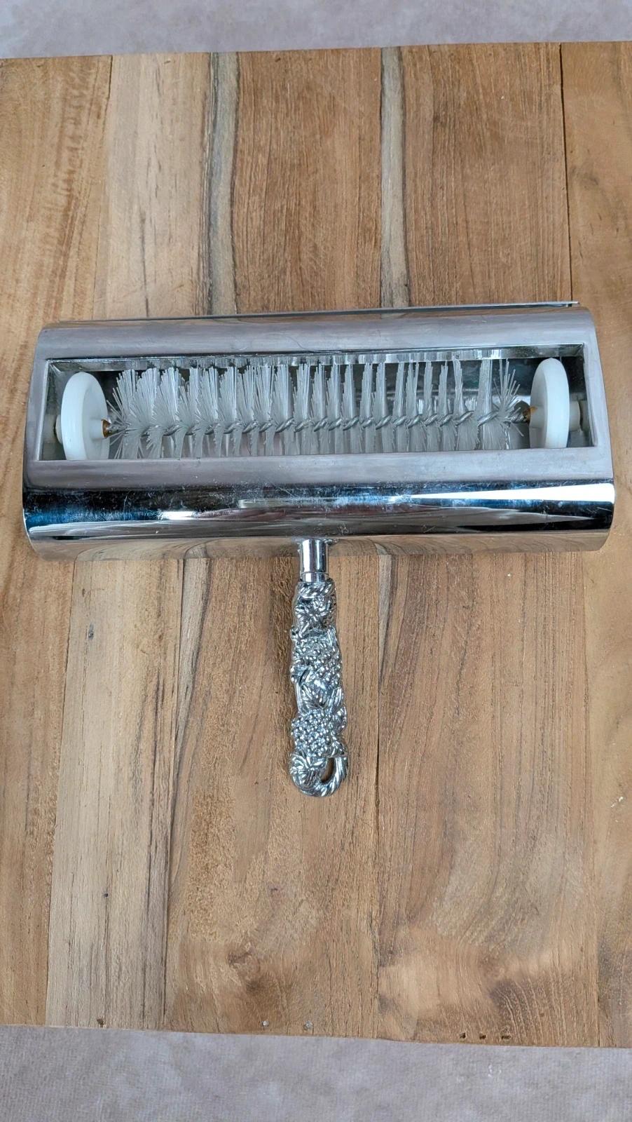 Ramasse - miettes ancien en métal argenté – poignée décor grappes