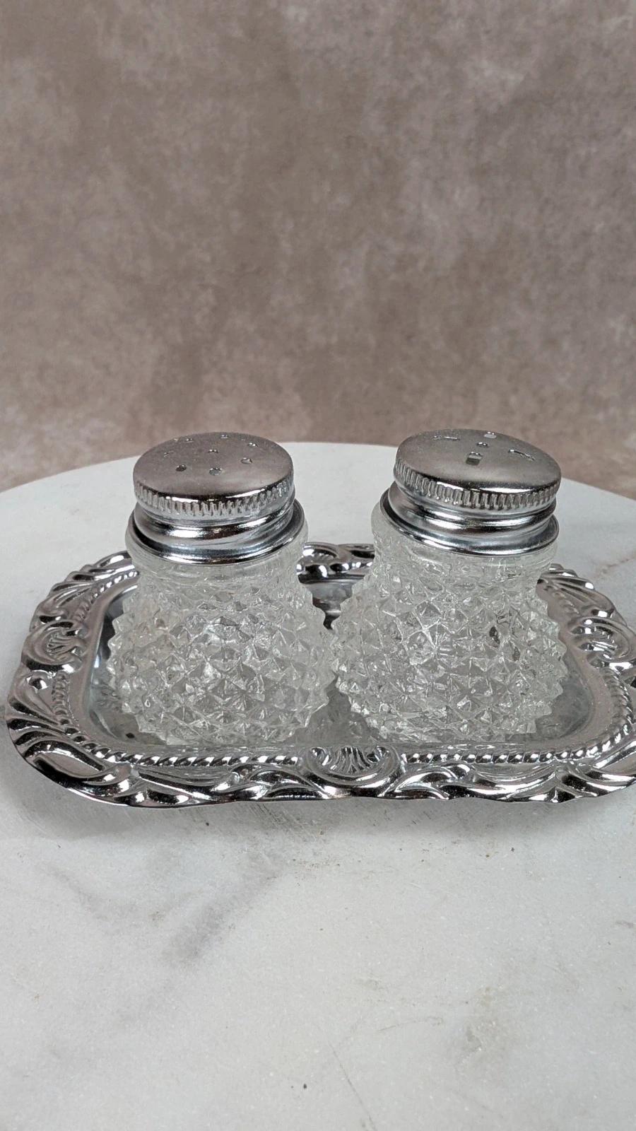 Set vintage salière & poivrière sur plateau argenté