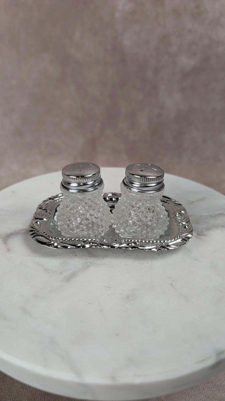 Set vintage salière & poivrière sur plateau argenté