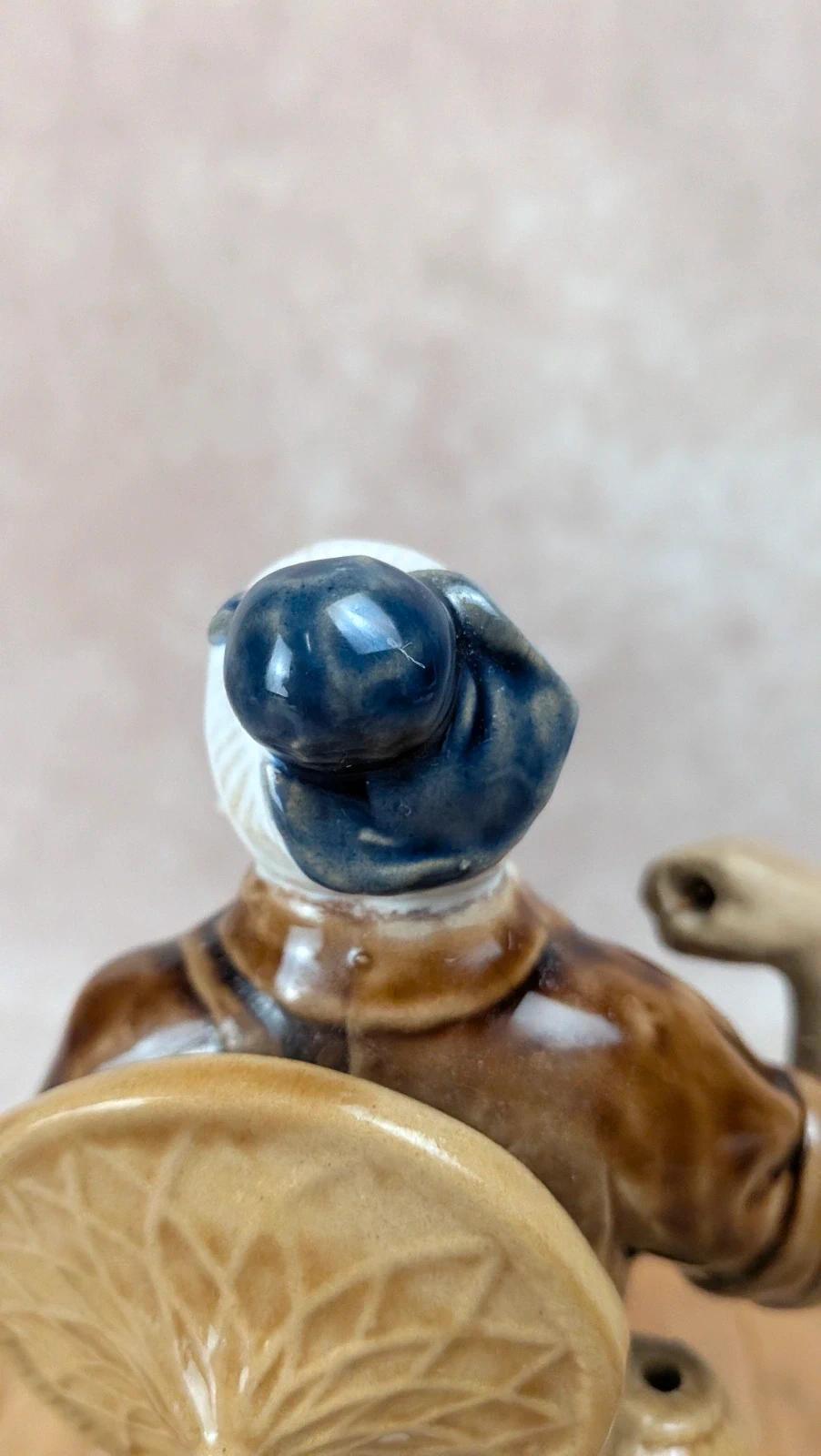Statuette chinoise ancienne en porcelaine – personnage sage pêcheur