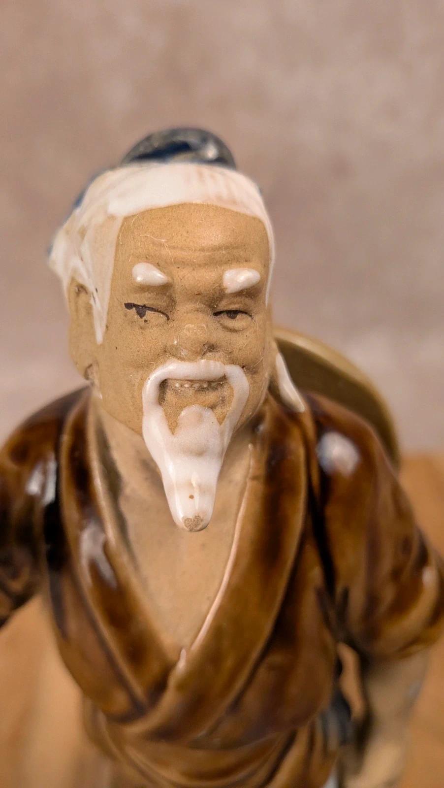 Statuette chinoise ancienne en porcelaine – personnage sage pêcheur