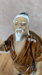 Statuette chinoise ancienne en porcelaine – personnage sage pêcheur