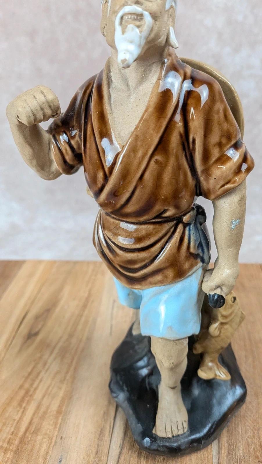 Statuette chinoise ancienne en porcelaine – personnage sage pêcheur