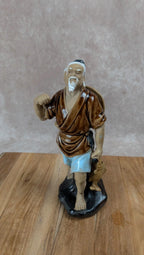 Statuette chinoise ancienne en porcelaine – personnage sage pêcheur