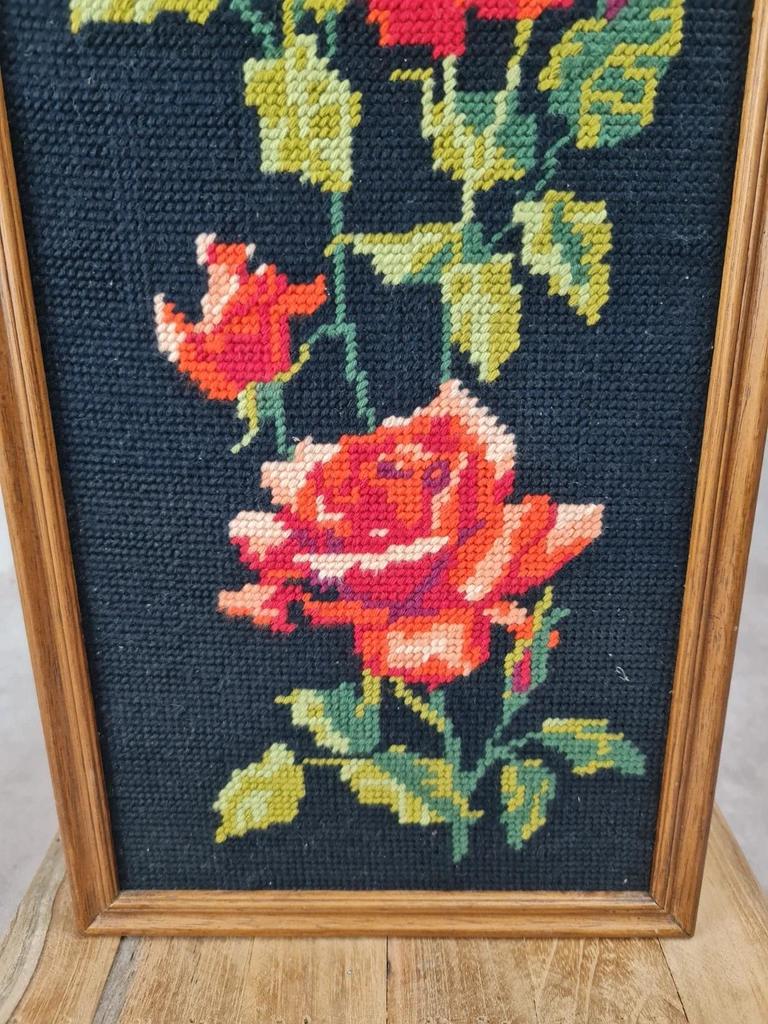 🌹 Tableau vintage canevas brodé main – Roses rouges sur fond noir 🌹