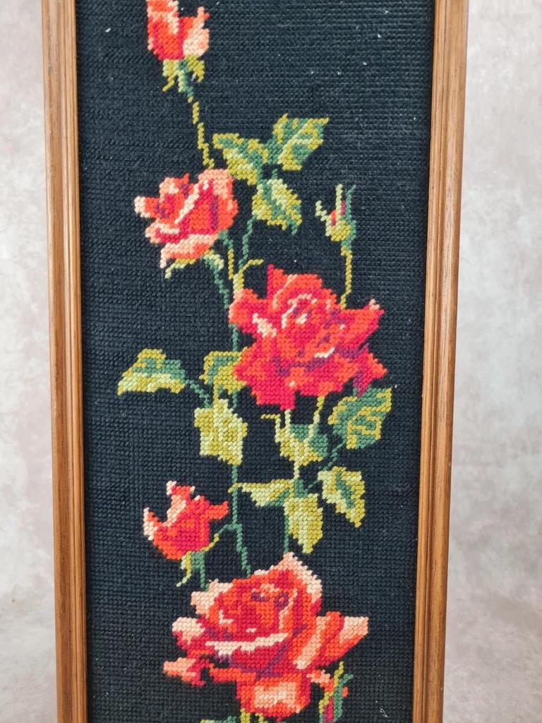 🌹 Tableau vintage canevas brodé main – Roses rouges sur fond noir 🌹