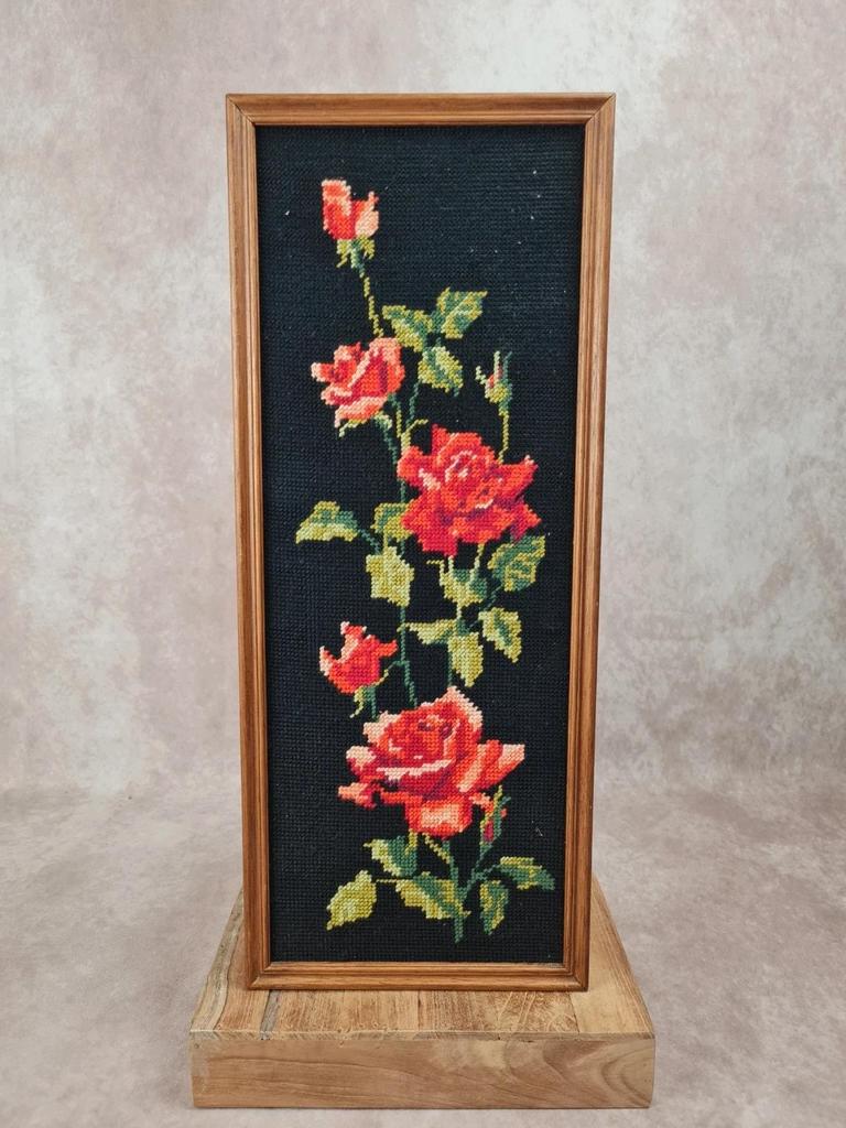 🌹 Tableau vintage canevas brodé main – Roses rouges sur fond noir 🌹