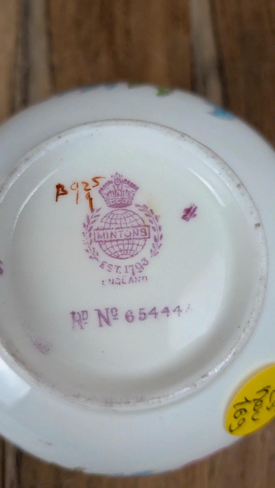 Tasse et soucoupe anciennes Minton England – décor floral & liseré or