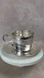 Tasse et sous - coupe vintage en métal argenté