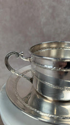 Tasse et sous - coupe vintage en métal argenté