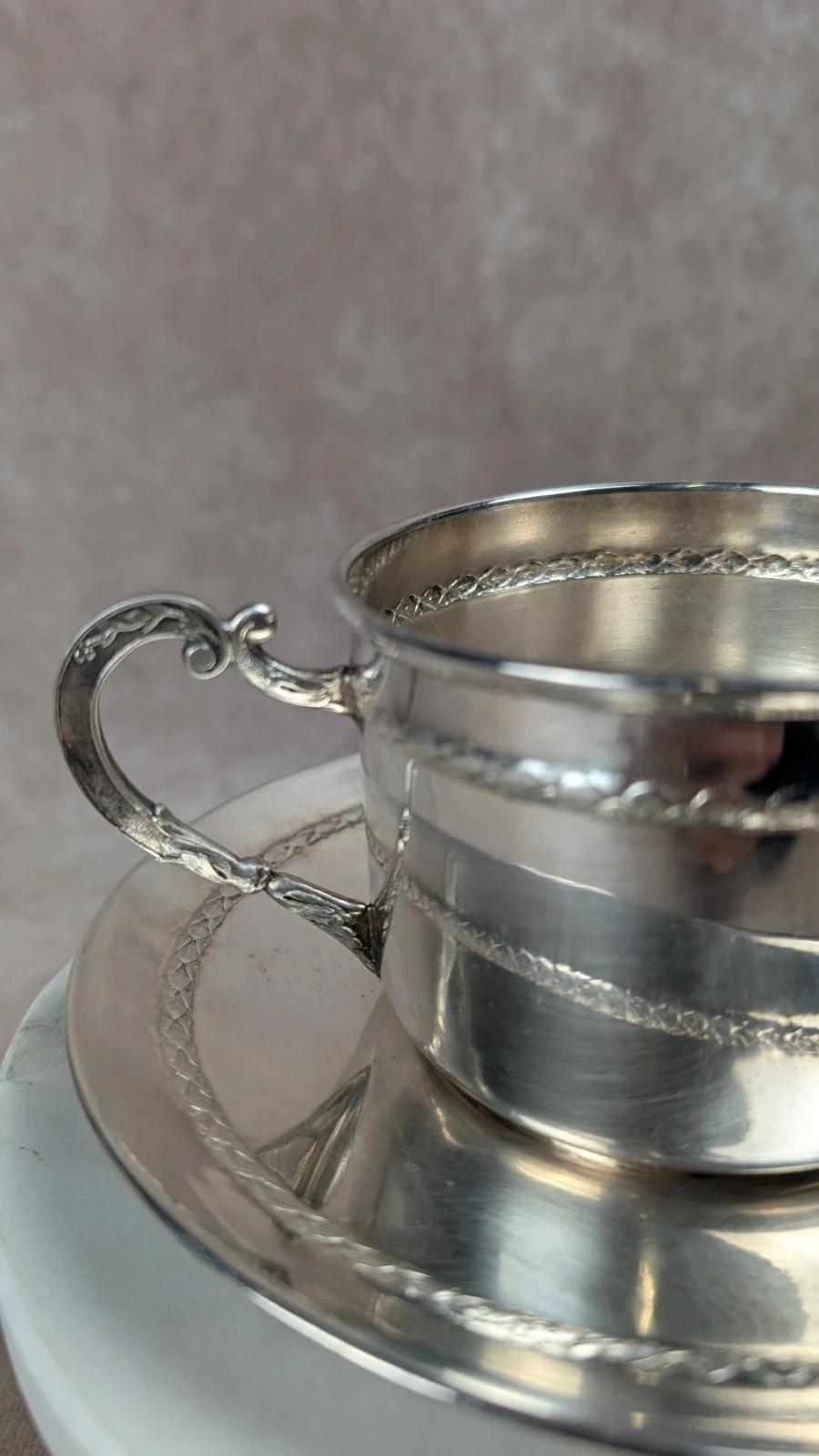 Tasse et sous - coupe vintage en métal argenté