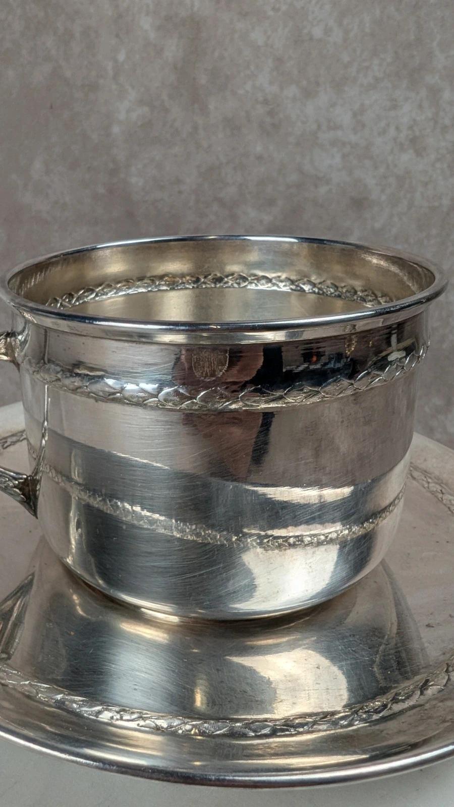 Tasse et sous - coupe vintage en métal argenté