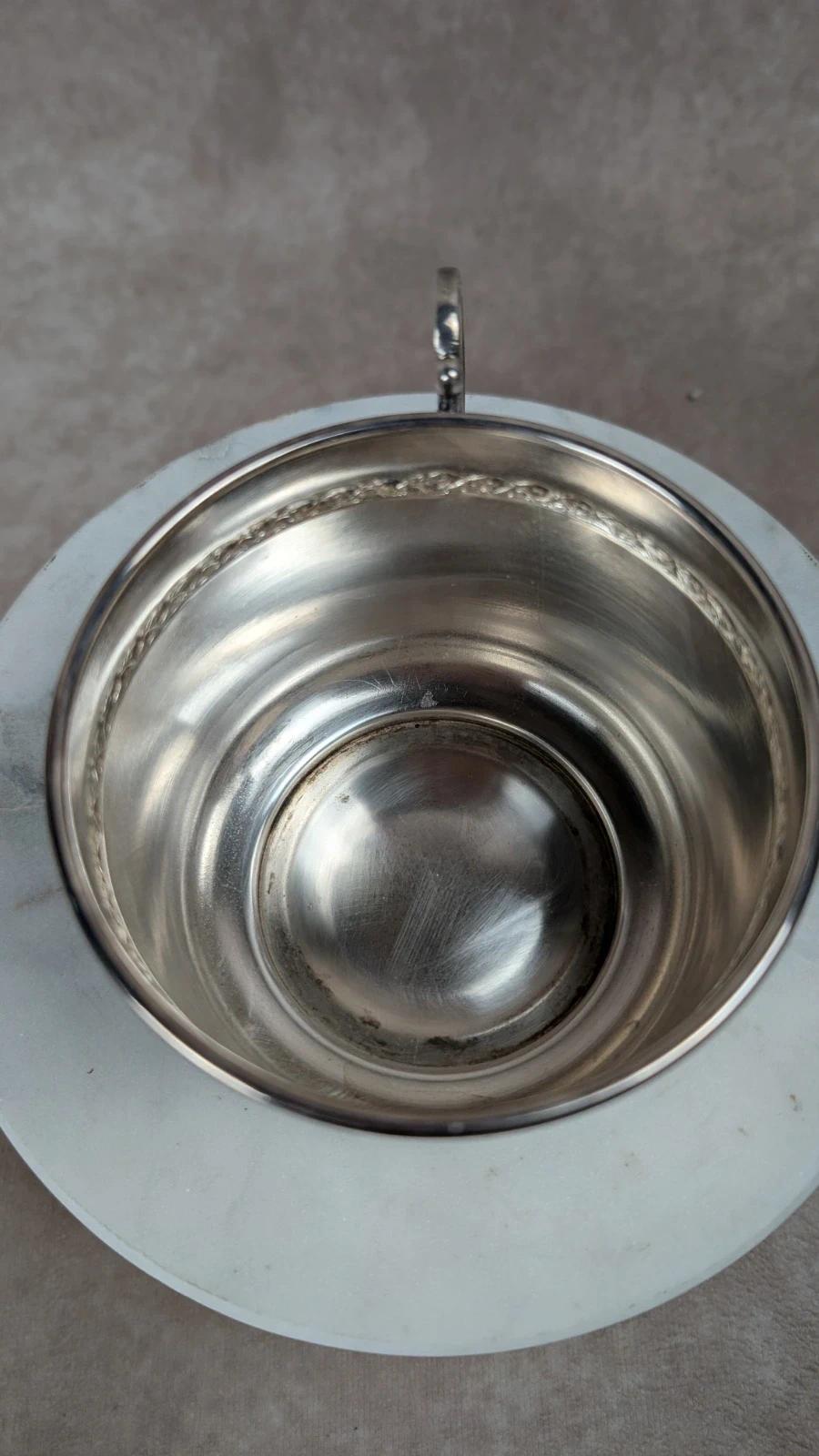Tasse et sous - coupe vintage en métal argenté