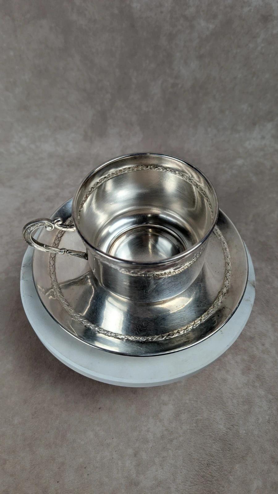 Tasse et sous - coupe vintage en métal argenté