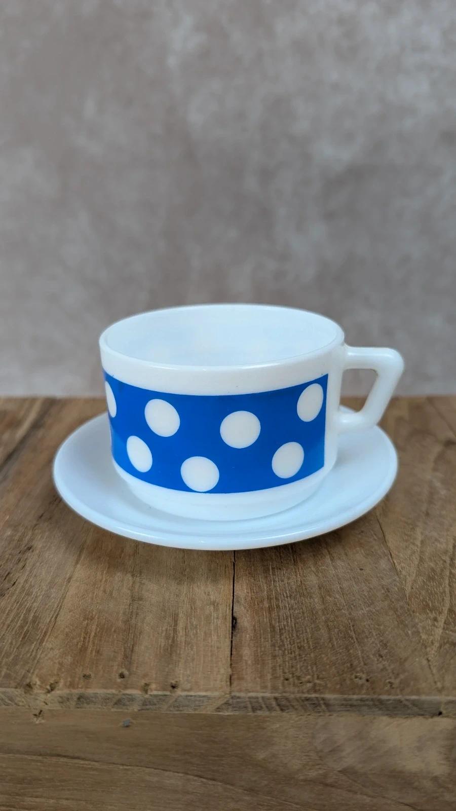 Tasse vintage Arcopal à pois bleus + soucoupe