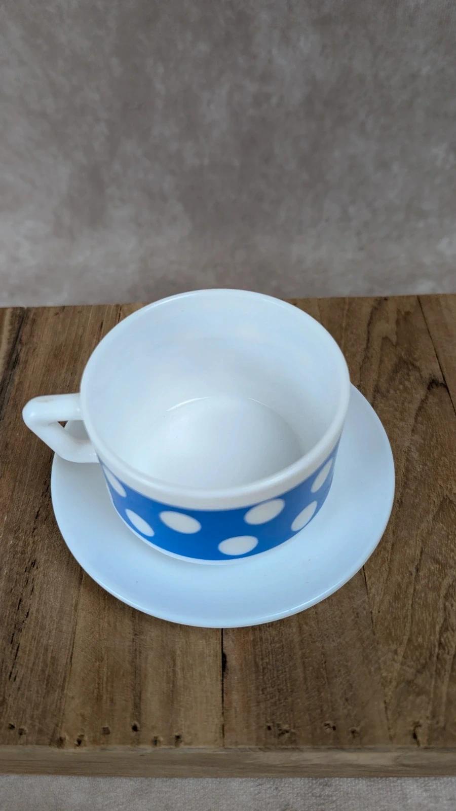 Tasse vintage Arcopal à pois bleus + soucoupe