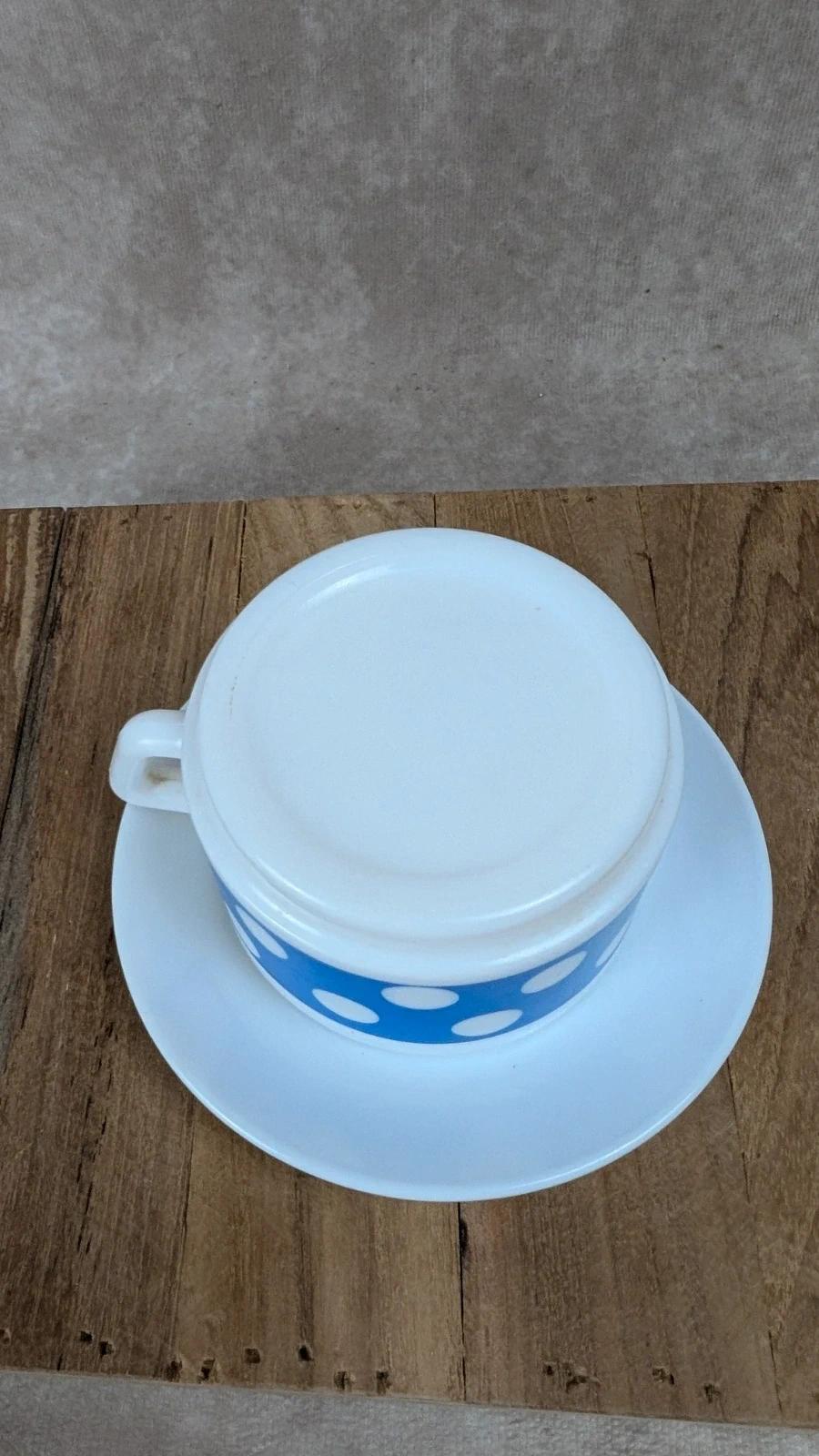 Tasse vintage Arcopal à pois bleus + soucoupe