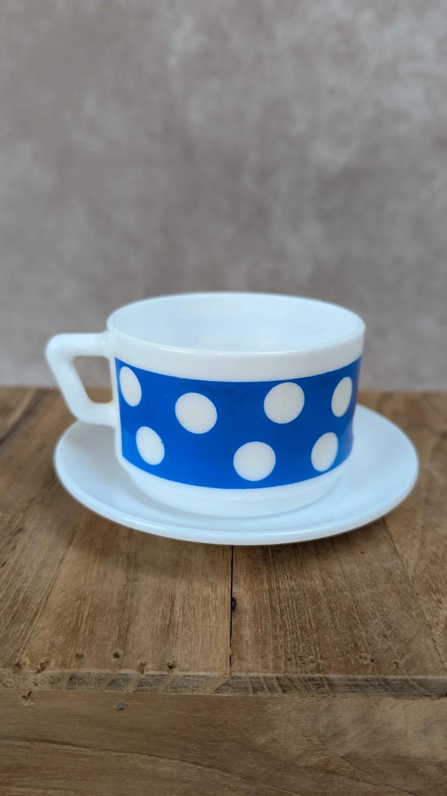 Tasse vintage Arcopal à pois bleus + soucoupe