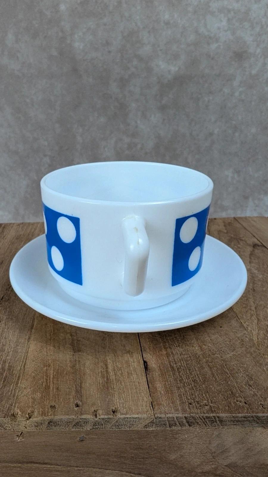 Tasse vintage Arcopal à pois bleus + soucoupe