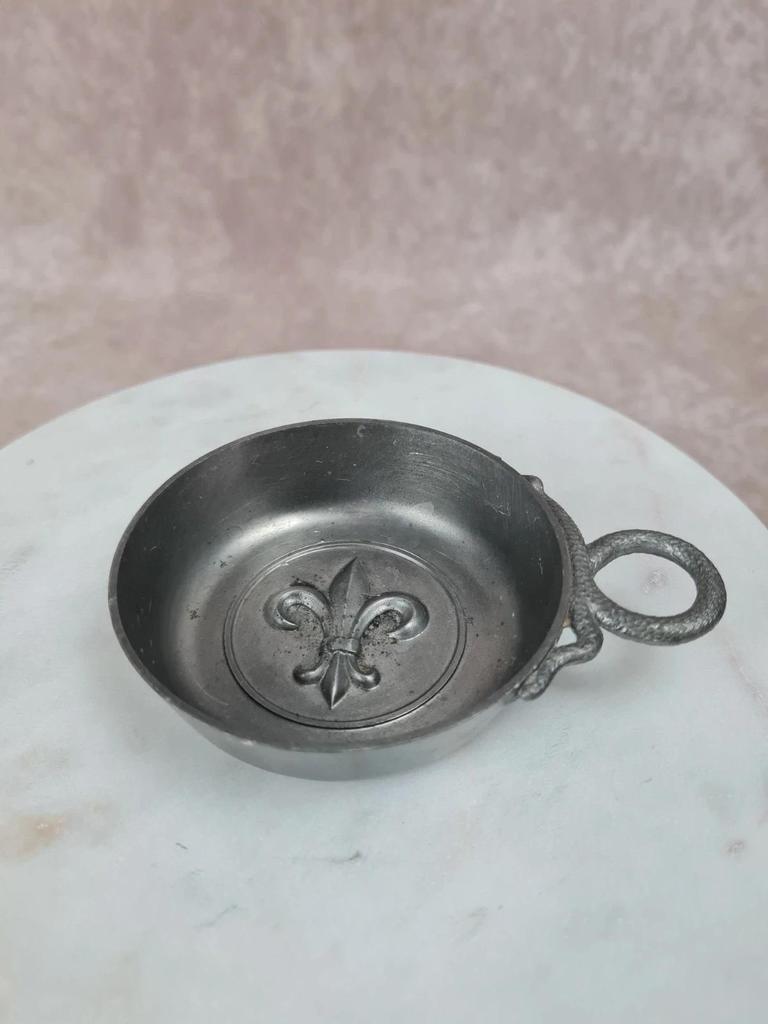 Tastevin ancien Étains du Manoir Paris, fleur de lys & anse ouvragée