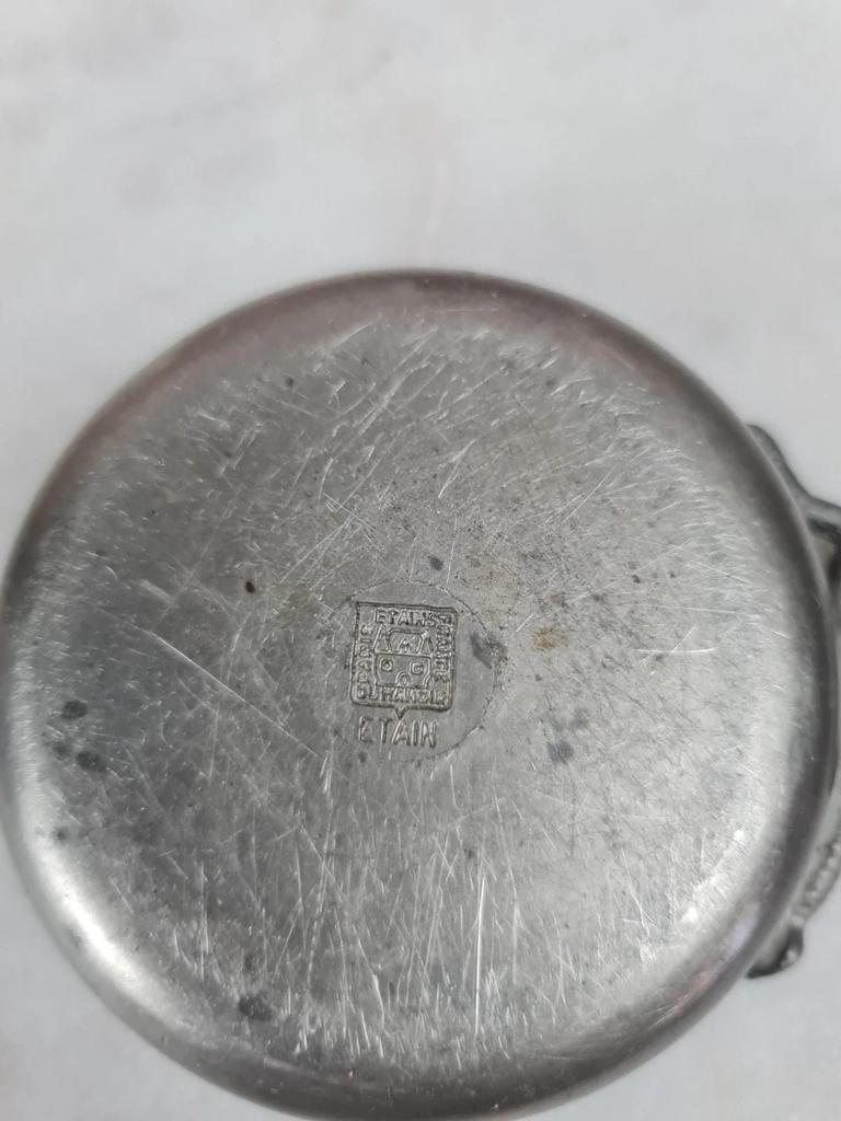 Tastevin ancien Étains du Manoir Paris, fleur de lys & anse ouvragée