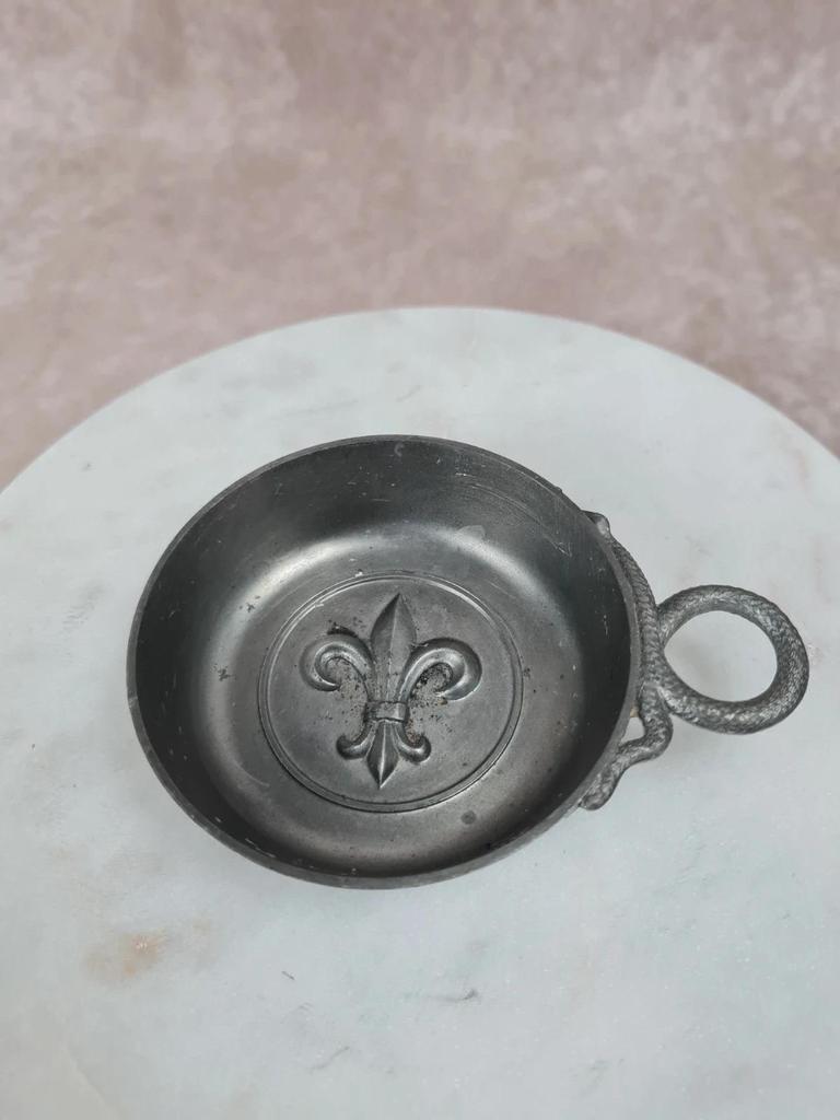 Tastevin ancien Étains du Manoir Paris, fleur de lys & anse ouvragée