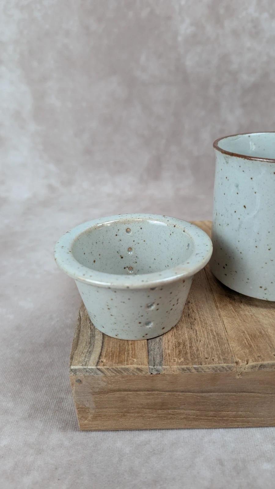Tisanière vintage en grès avec filtre intégré – Motif fleuri 🌿💙
