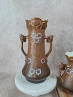 Trio de vases de cheminée Art Nouveau en céramique brune dorée et fleurs en relief 🌸